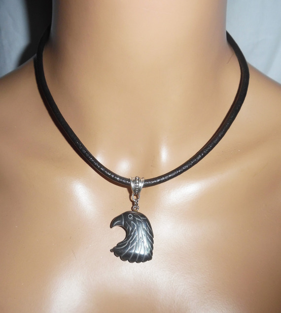 Pendentif  aigle en pierre d'hématite sur cuir noir