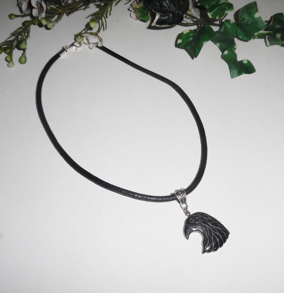 Pendentif  aigle en pierre d'hématite sur cuir noir