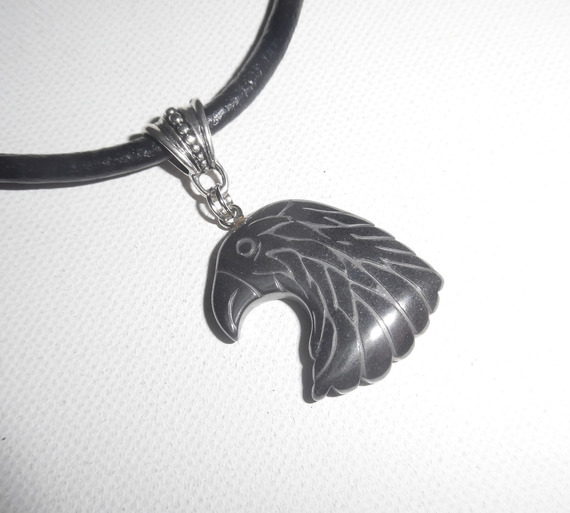 Pendentif  aigle en pierre d'hématite sur cuir noir