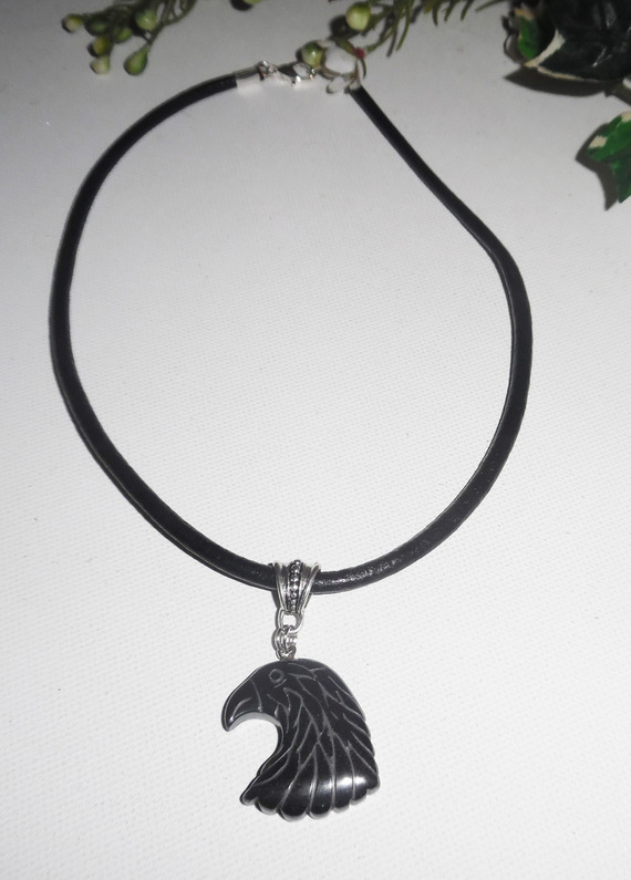 Pendentif  aigle en pierre d'hématite sur cuir noir