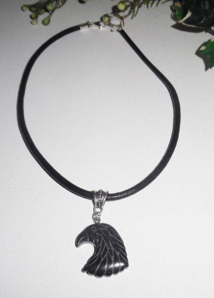 Pendentif  aigle en pierre d'hématite sur cuir noir