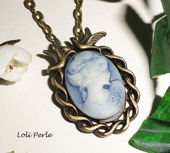 Pendentif camé bleu avec oiseaux en métal bronze sur chaine