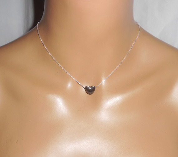 Pendentif coeur en pierre d'hématite sur fine chaine en argent 925