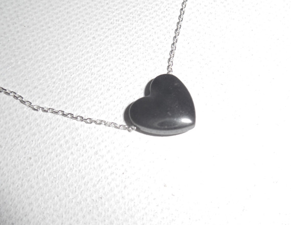 Pendentif coeur en pierre d'hématite sur fine chaine en argent 925