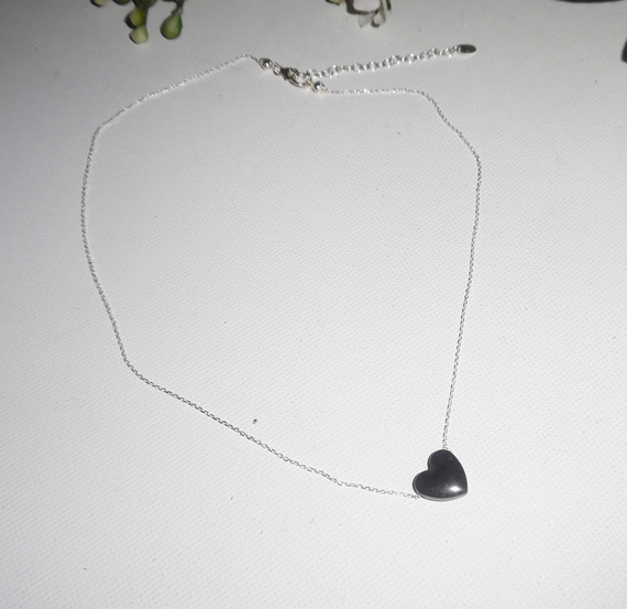 Pendentif coeur en pierre d'hématite sur fine chaine en argent 925