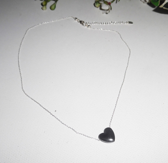 Pendentif coeur en pierre d'hématite sur fine chaine en argent 925