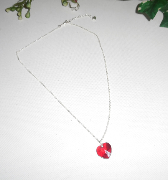 Pendentif coeur rouge en cristal de Swarovski sur  chaine argent 925