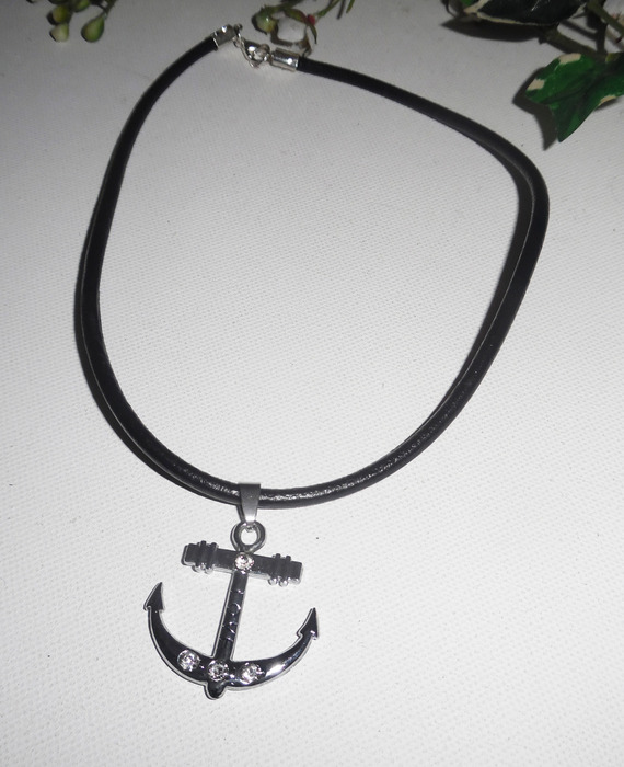 Pendentif encre en métal argent sur cuir noir