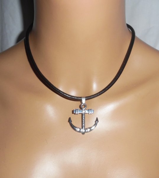 Pendentif encre en métal argent sur cuir noir