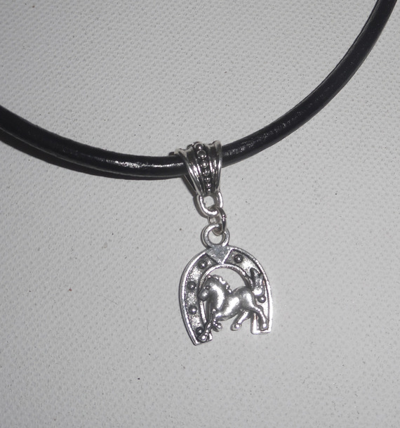 Pendentif fer à cheval avec cheval sur cuir noir