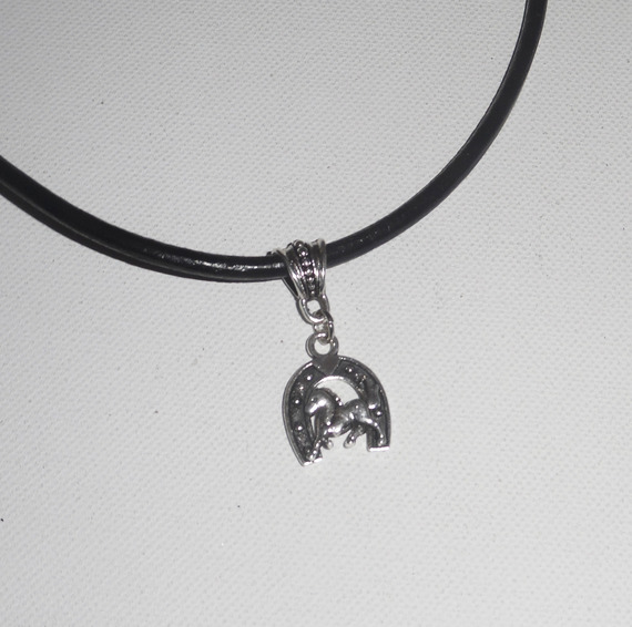 Pendentif fer à cheval avec cheval sur cuir noir