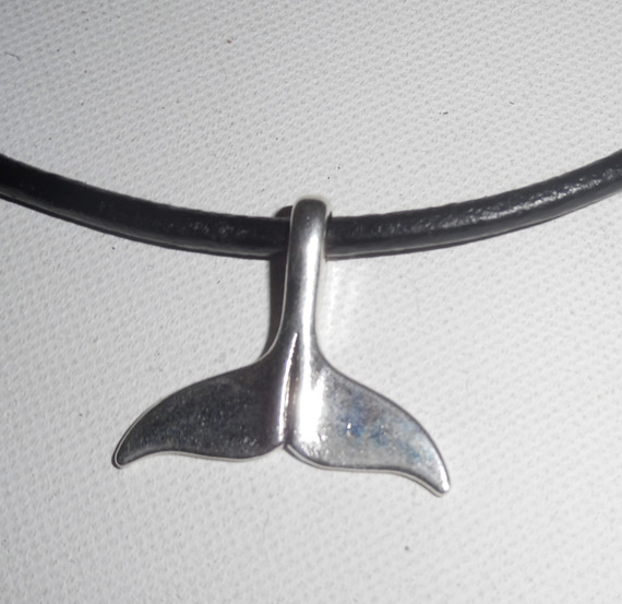 Pendentif queue de dauphin porte bonheur en métal argent sur cuir noir