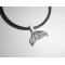 Pendentif queue de dauphin ajourée porte bonheur en métal argent sur cuir noir