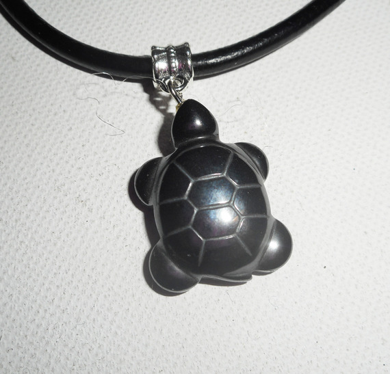 Pendentif  tortue en pierre d'hématite sur cuir noir reserve