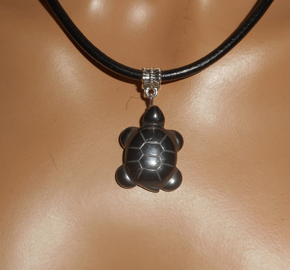 Pendentif  tortue en pierre d'hématite sur cuir noir reserve