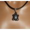 Pendentif  tortue en pierre d'hématite sur cuir noir reserve