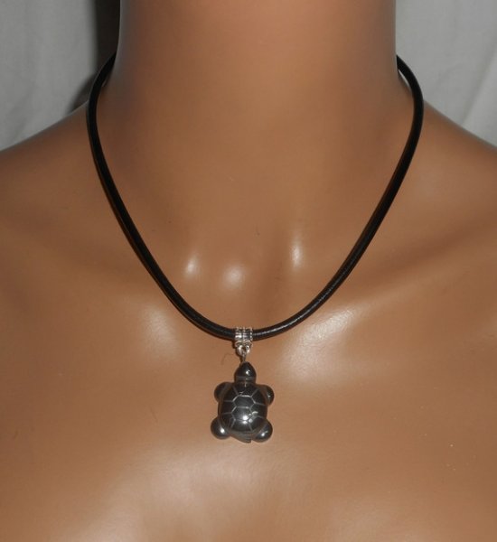 Pendentif  tortue en pierre d'hématite sur cuir noir reserve