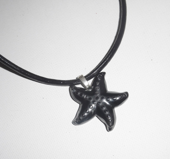 Pendentif  étoile de mer en pierre d'hématite sur cuir noir