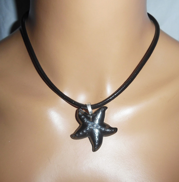 Pendentif  étoile de mer en pierre d'hématite sur cuir noir