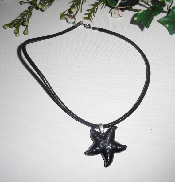 Pendentif  étoile de mer en pierre d'hématite sur cuir noir