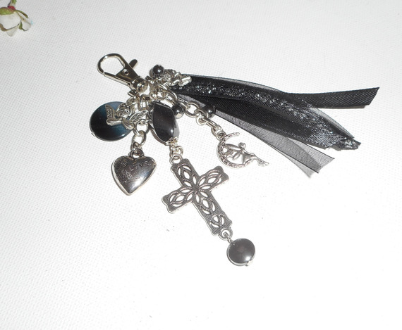 Porte clés/Bijoux de sac croix argent avec breloques fée pierres d'hématite et rubans