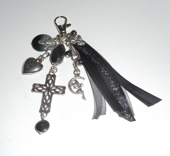 Porte clés/Bijoux de sac croix argent avec breloques fée pierres d'hématite et rubans