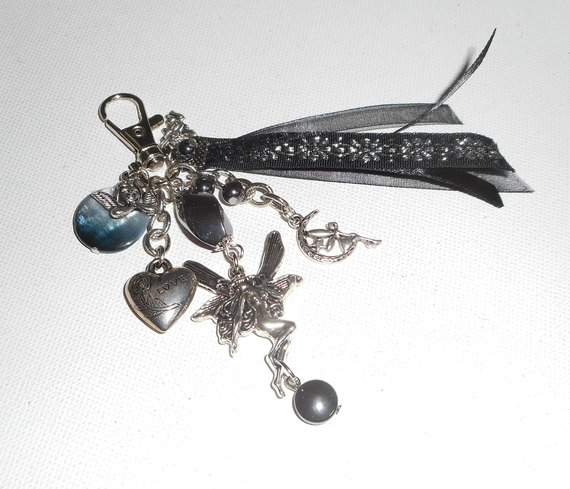 Porte clés/Bijoux de sac fée argent avec breloques ange pierres d'hématite et rubans