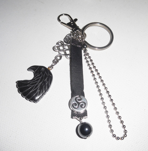 Porte clés pour homme avec tete d'aigle en pierre d'hématite cuir et chaine