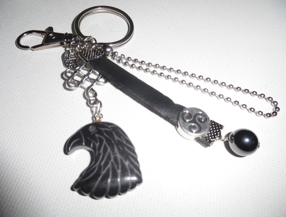Porte clés pour homme avec tete d'aigle en pierre d'hématite cuir et chaine