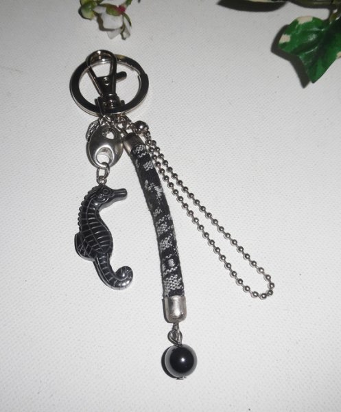 Porte clés pour homme avec hippocampe en pierre d'hématite corde et chaine