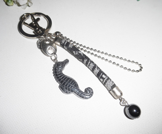 Porte clés pour homme avec hippocampe en pierre d'hématite corde et chaine