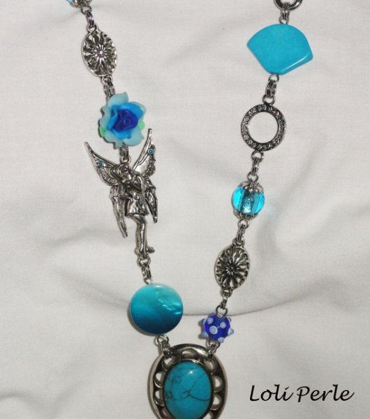 Sautoir en pierres de turquenite bleu avec fée et fleurs