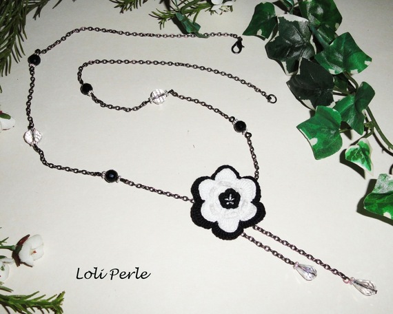 Sautoir fleur blanche et noire avec cristal et perles sur