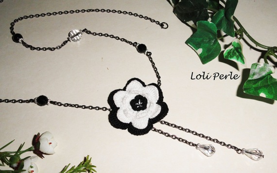 Sautoir fleur blanche et noire avec cristal et perles sur
