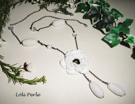 Sautoir fleur blanche et perle crochetée  sur chaine noire