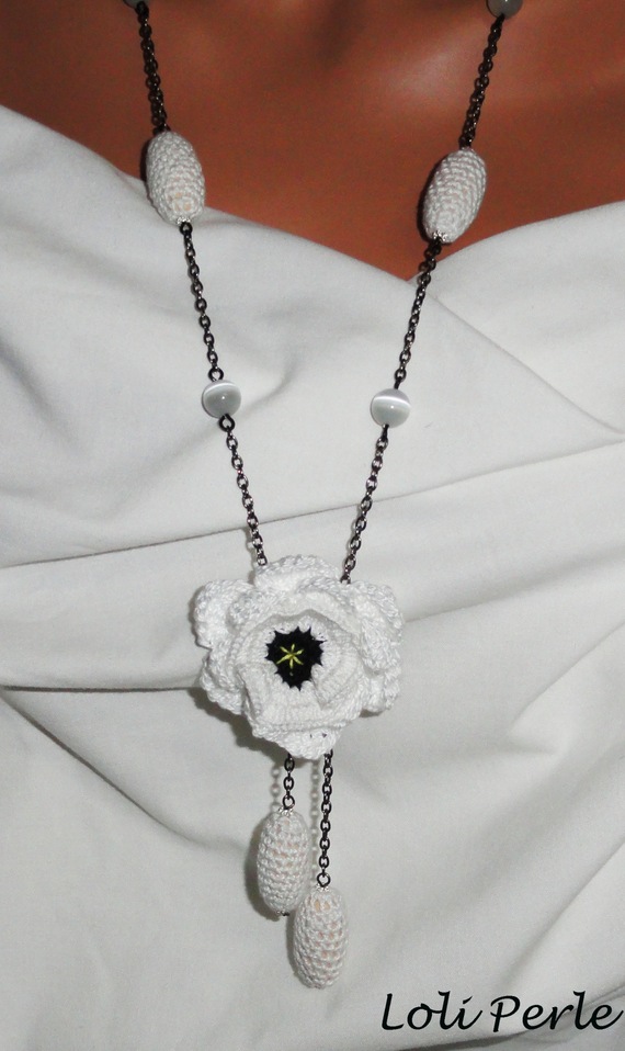 Sautoir fleur blanche et perle crochetée  sur chaine noire