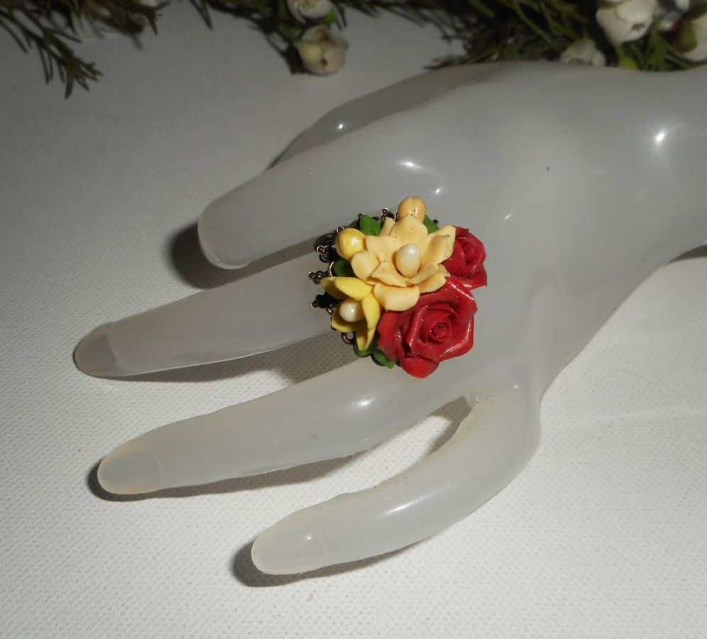 Bague bouquet floral bordeaux en porcelaine froide
