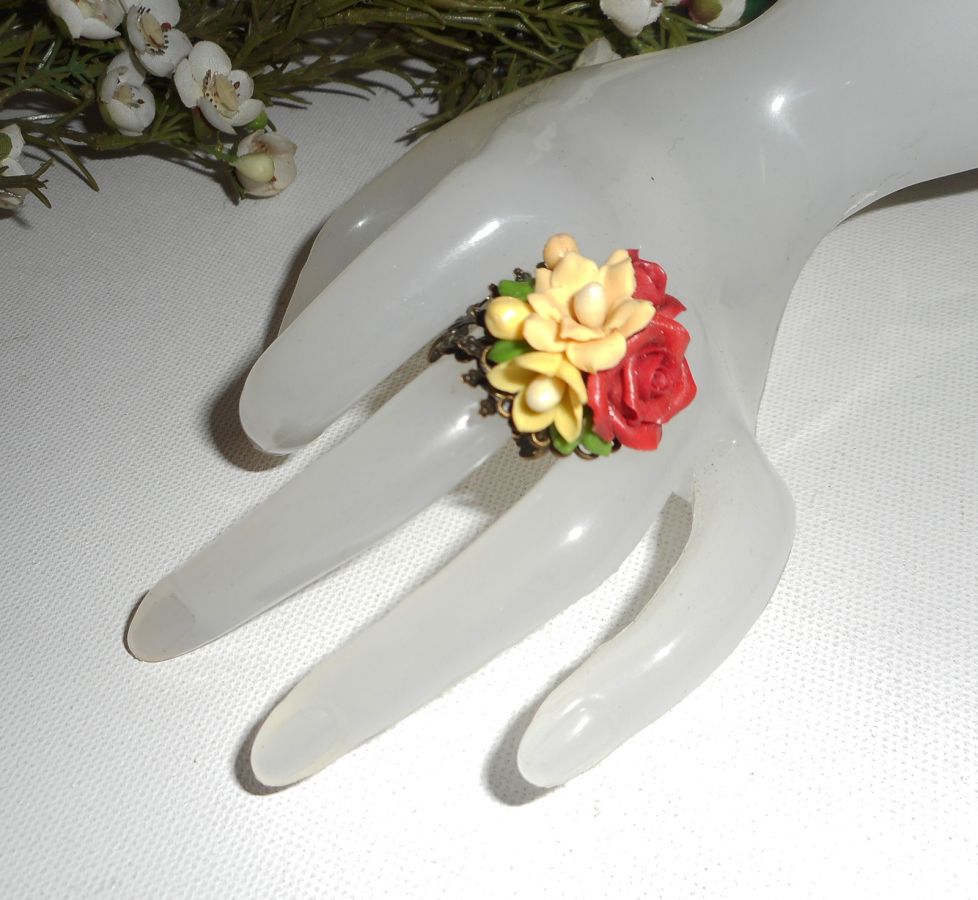 Bague bouquet floral bordeaux en porcelaine froide