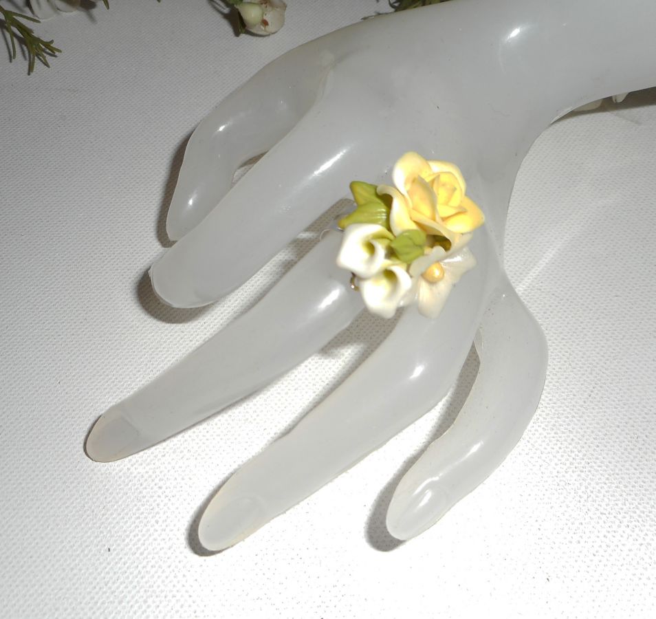 Bague bouquet floral jaune pastel en porcelaine froide