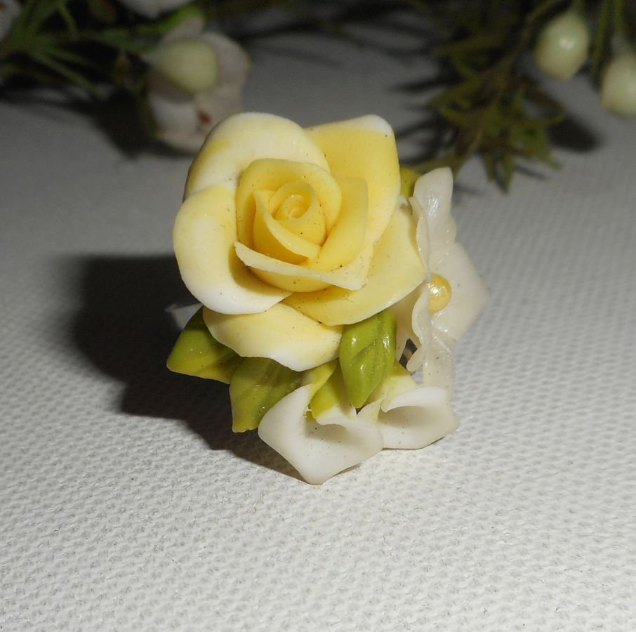 Bague bouquet floral jaune pastel en porcelaine froide