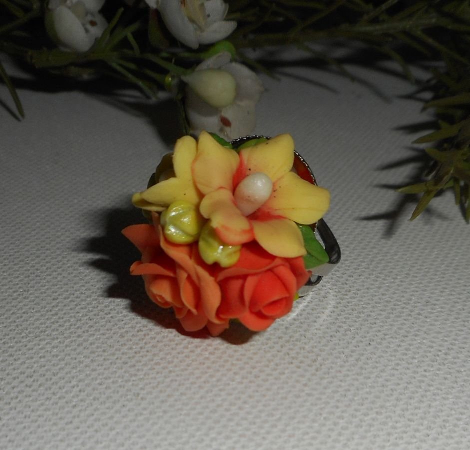 Bague bouquet floral pastel en porcelaine froide