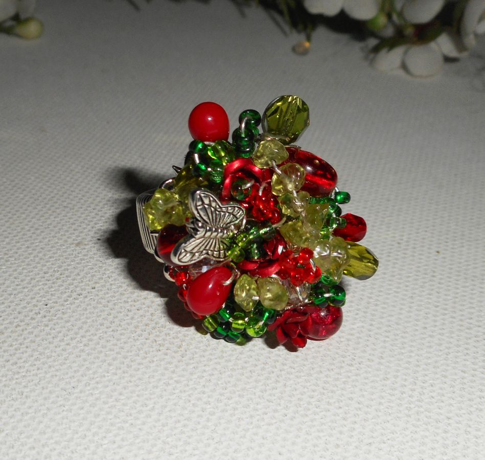 Bague brodée rouge et verte avec perles en cristal, pierres et papillon