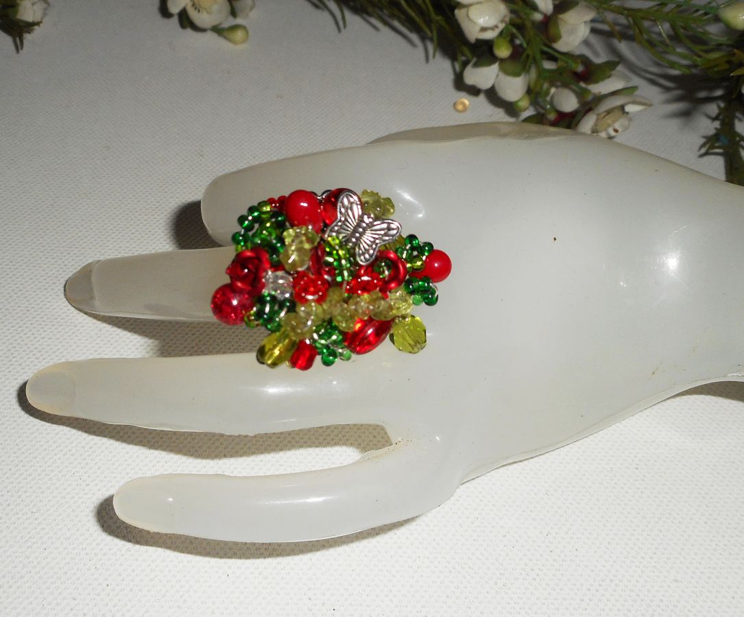 Bague brodée rouge et verte avec perles en cristal, pierres et papillon