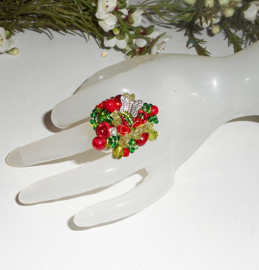 Bague brodée rouge et verte avec perles en cristal, pierres et papillon