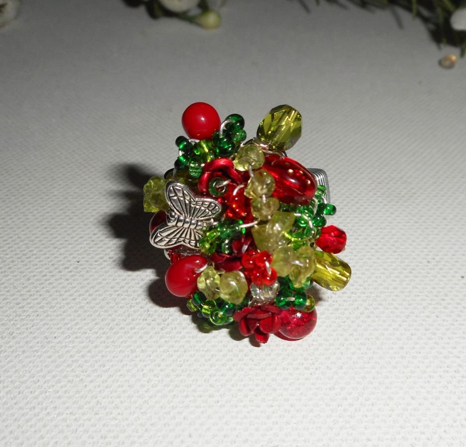 Bague brodée rouge et verte avec perles en cristal, pierres et papillon