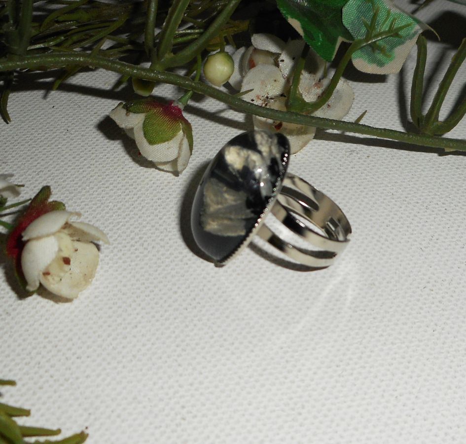 Bague cabochon avec dome en verre noir beige