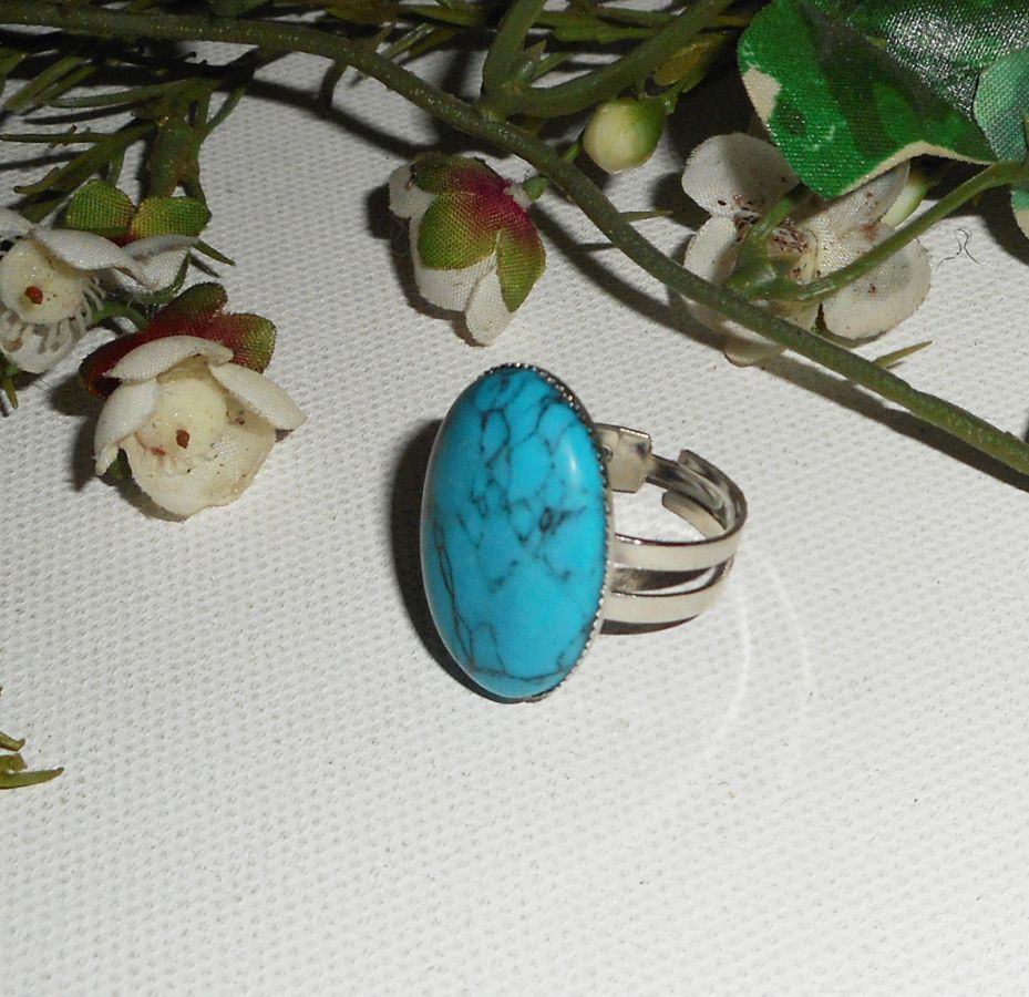 Bague cabochon avec pierre de turquenite ovale