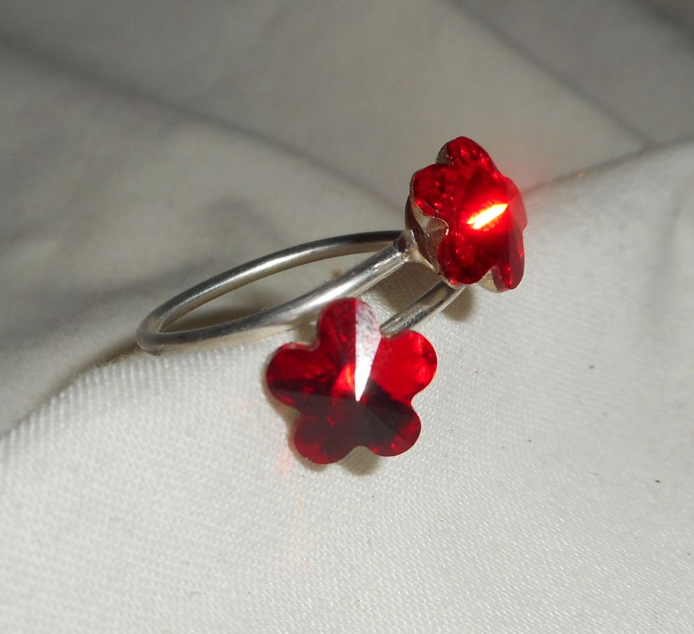 Bague double fleurs en cristal de Swarovski rouge