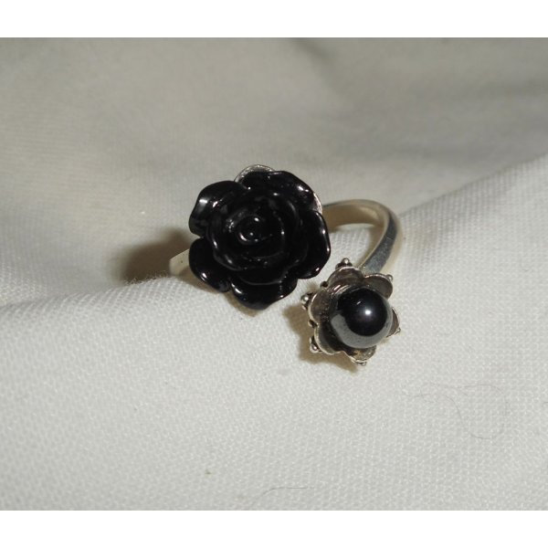 Bague originale en argent 925 avec rose noire et pierres ronde en hématite grise 
