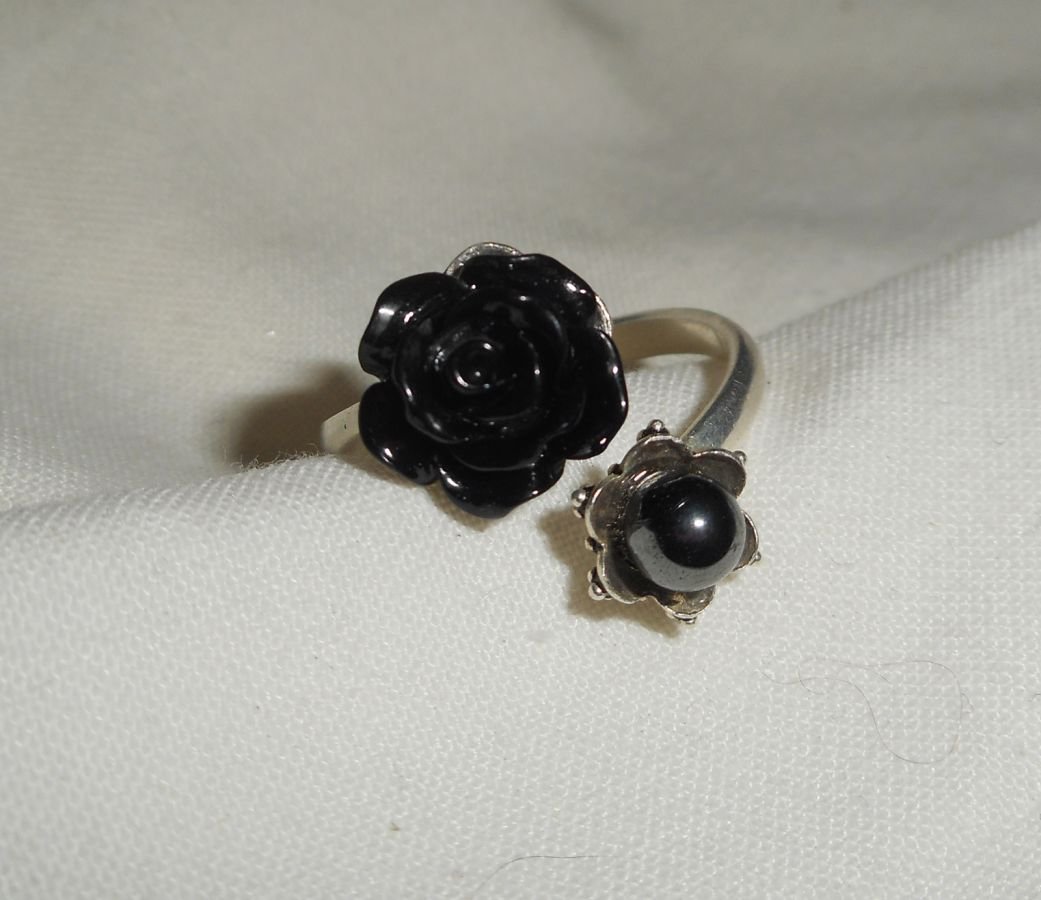 Bague originale en argent 925 avec rose noire et pierres ronde en hématite grise 